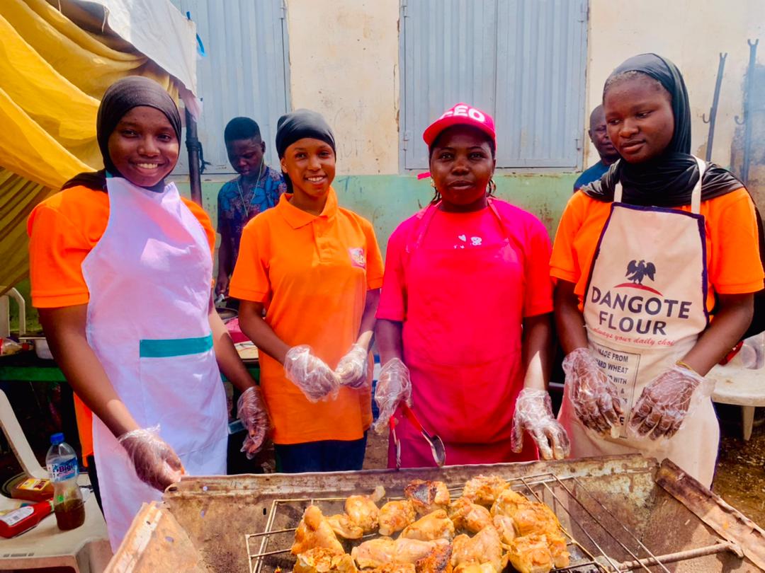 chef_with_apprentince_standing_with_roasted_wings